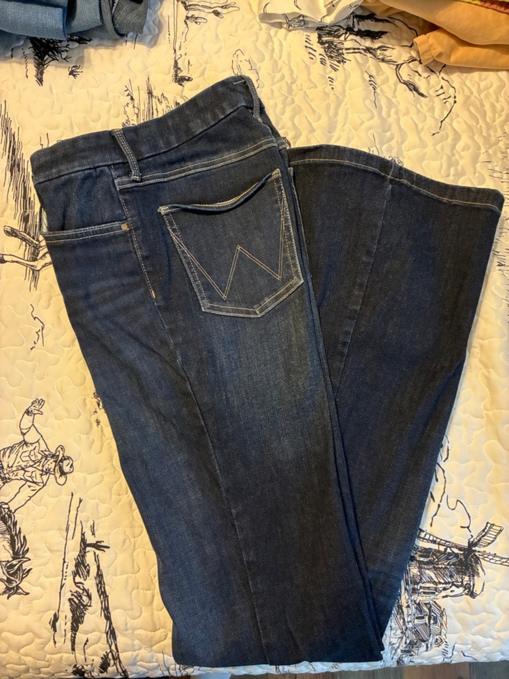 Wrangler Women's Dark Blue Flare Jeans like new!!